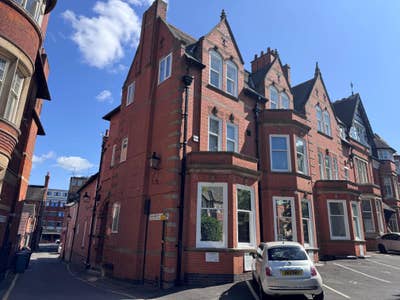 A well presented Furnished First Floor Studio Flat Main Photo