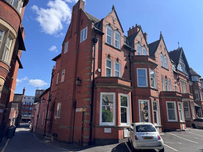 A well presented Furnished First Floor Studio Flat Main Photo