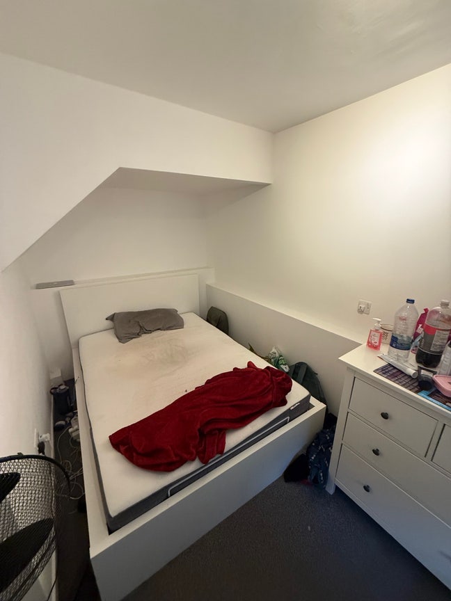 Room in woking close  Main Photo