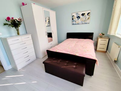 Large Double  Room for  female lodger Main Photo