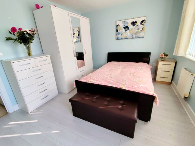 Large Double  Room for  female lodger Main Photo