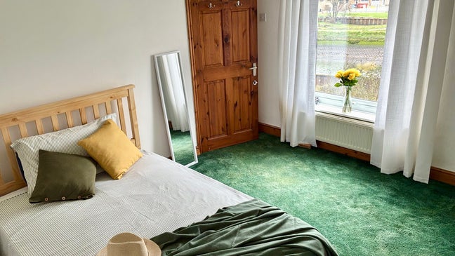 Large Double Room in Private Home - new dbl bed  Main Photo