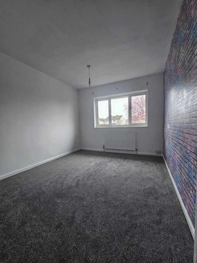 ✨ Newly Renovated Rooms Available – ST17✨ Main Photo