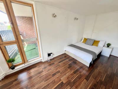 Spacious room with balcony in Chelsea Main Photo