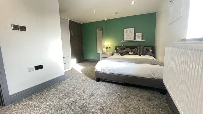 Double ensuite room in Armley - 20SG Main Photo