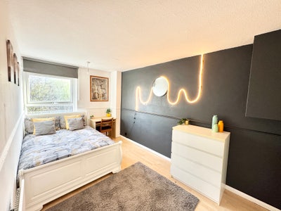 Large Double Room – Just Moments from Canary Wharf Main Photo