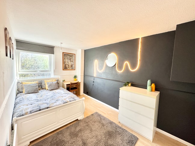 Large Double Room – Just Moments from Canary Wharf Main Photo