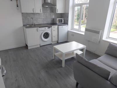 Self contained one bedroom apartment Main Photo