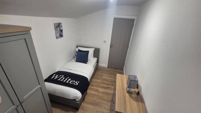 Single Room Available in Great Location Main Photo