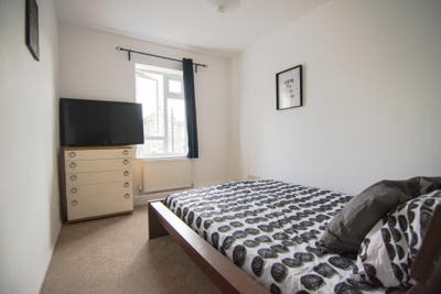 Low rent, quick move in, Sheperds Bush, balcony Main Photo