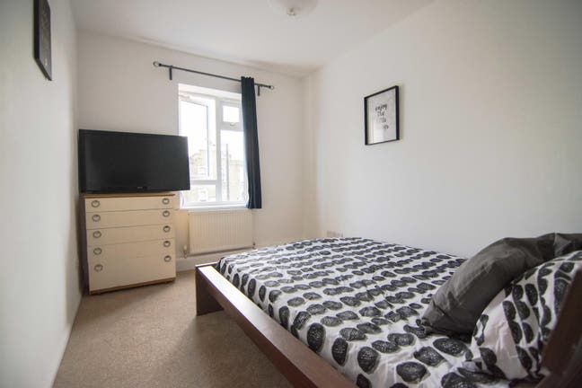 Low rent, quick move in, Sheperds Bush, balcony Main Photo