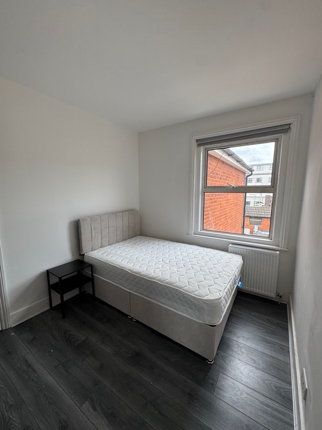 Small double bed in town center Main Photo