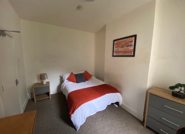 Spacious double room available  Main Photo