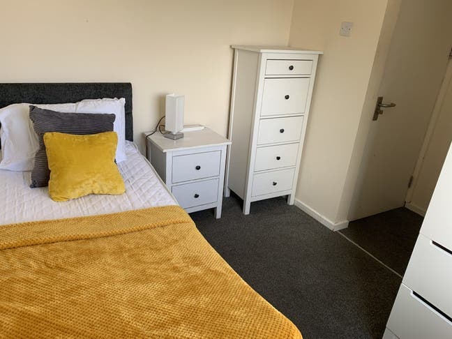 Lovely single room available 18th March  31/5 Main Photo
