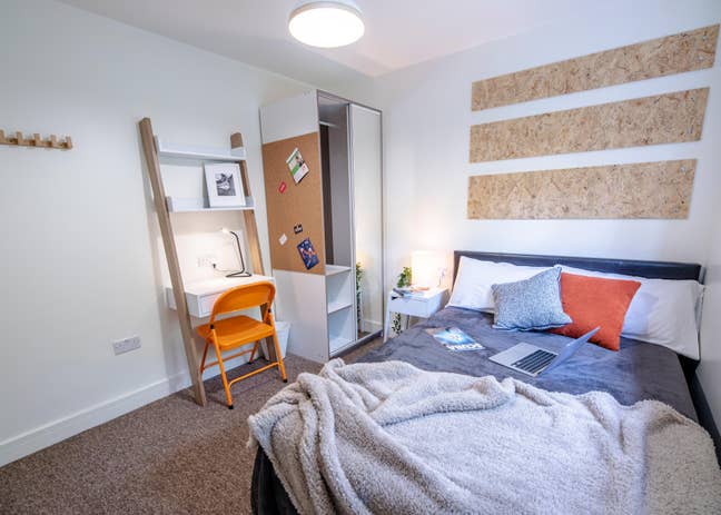 😍 ❤️ Professional living in a great house! Main Photo