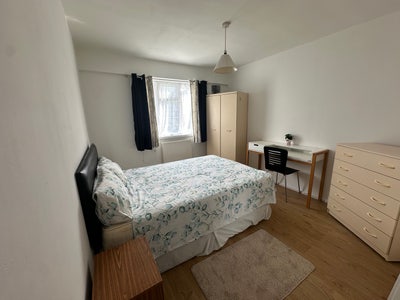 Double room near Kings Hospital for female Main Photo