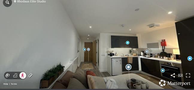 Studio Top Floor Flat with En-Suite Double Bed Main Photo