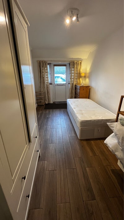 Small studio for rent near Hanger Lane station Main Photo