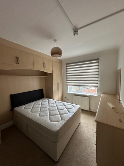 Modern Double and King Rooms  available in Hunslow Main Photo