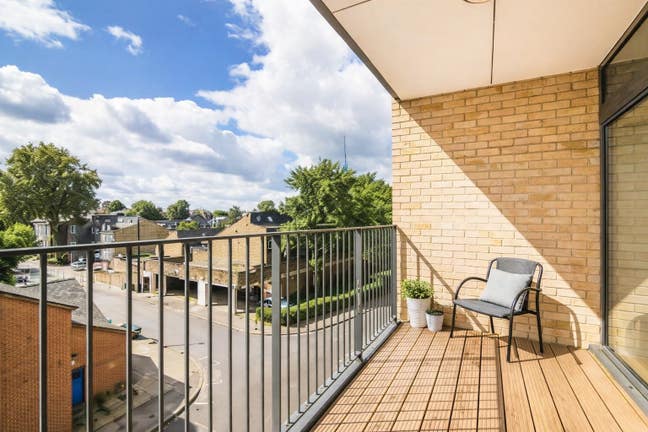 Spacious Double Rooms with Balcony in Stylish Oval Main Photo