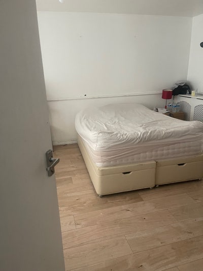 Spaceous double bedroom room Main Photo