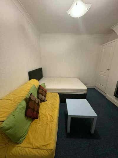 1-double room is available in L13 3DL Main Photo