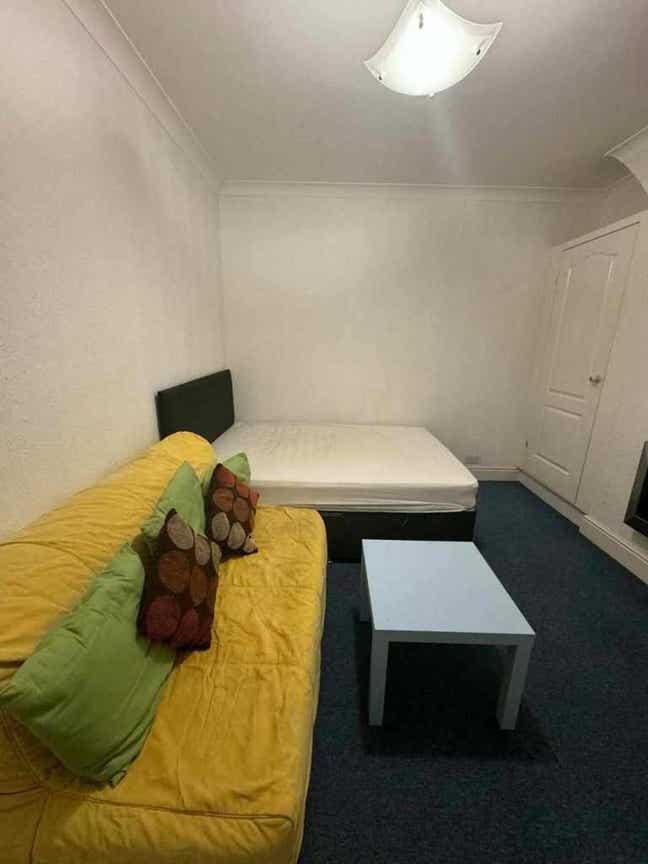 1-double room is available in L13 3DL Main Photo