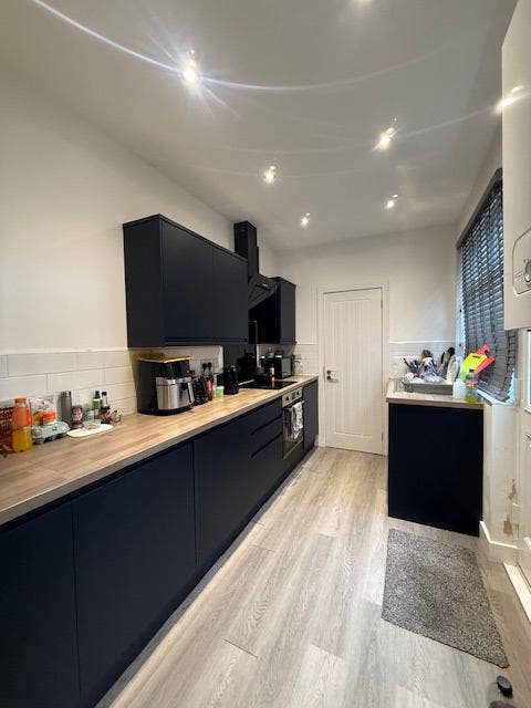 Modern En-Suite Rooms Available in 3-Bedroom HMO Main Photo