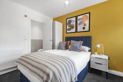 Room with ensuite, parking and garden Main Photo