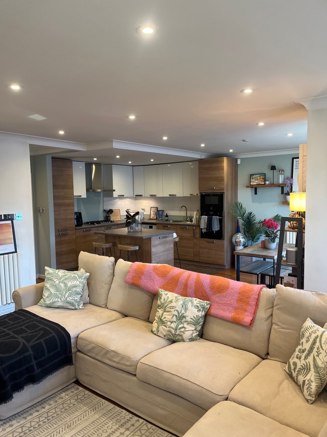 Beautiful Riverside Flat - Monday to Friday  Main Photo