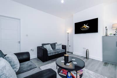 Modern 2 Bed House | Bills Included | Parking Main Photo