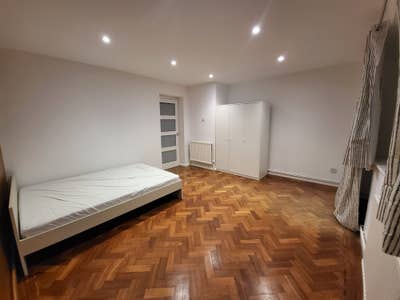 Double Room available Now Main Photo