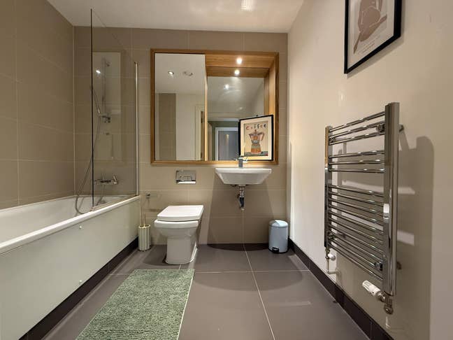 🌆Brand New Greenwich Flat – 3 Rooms Available Main Photo