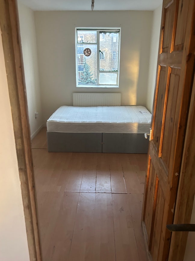 Affordable rent for two bed flat near Clapham Comm Main Photo