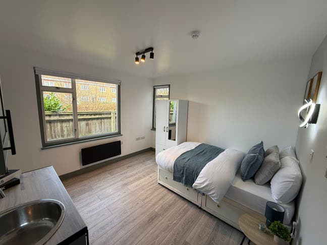 DSS-Studio Flat Available in Staines TW18 Main Photo