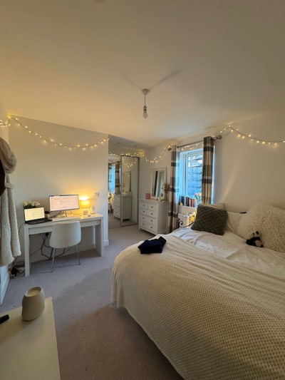 Gorgeous En-Suite Room in new build house Main Photo