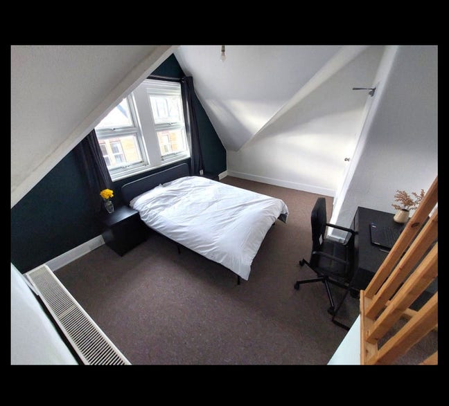 Spacious room  with extra small room inside Main Photo
