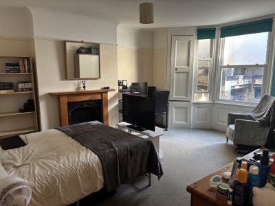 Bright airy room with double bed in Finsbury Park  Main Photo