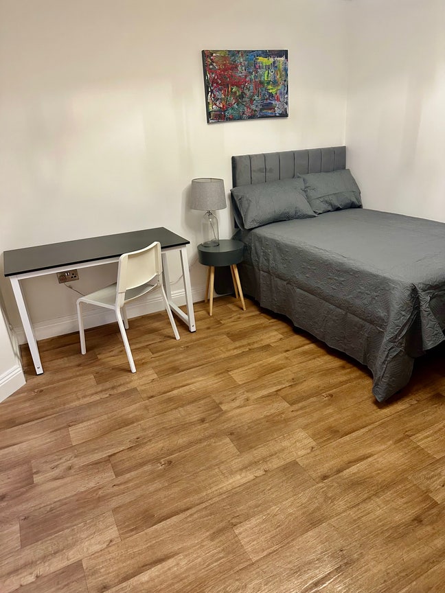 Extra large room near by shops in Winton  Main Photo