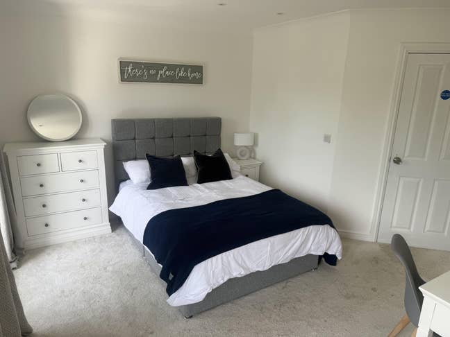 En-Suite  Double Bedroom with - Parking - Moulsham Main Photo