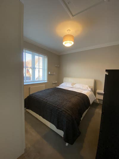 Spare double room with bathroom to let Main Photo