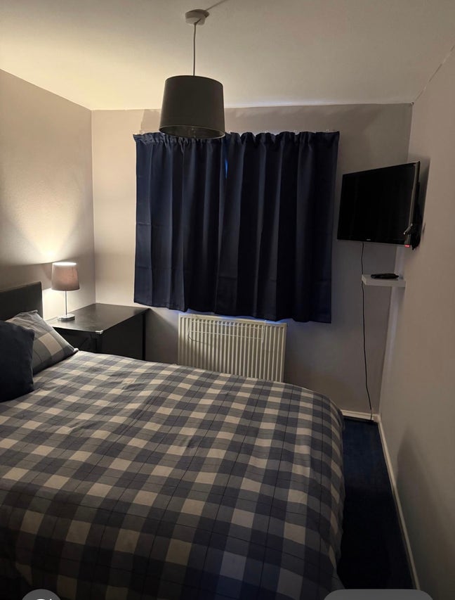 Double furnished room to rent in family home Main Photo