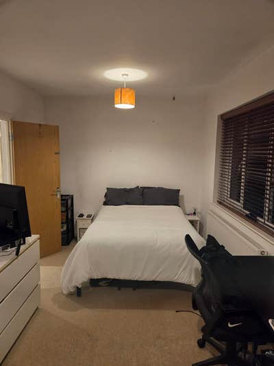 Large ensuite room in Acton with Garden Main Photo