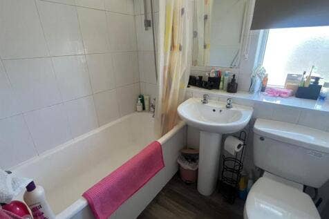 1 large room available in shared flat  Main Photo