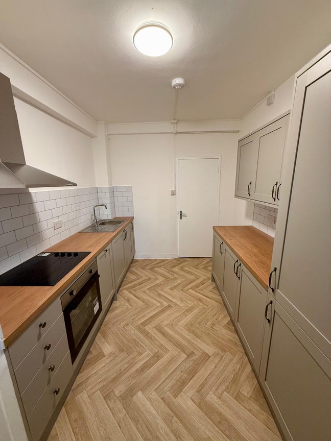 Bright, Newly Refurbished 2–3 Bedroom Apartment Main Photo