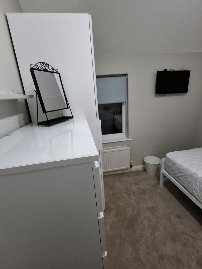 Single room in shared house Main Photo