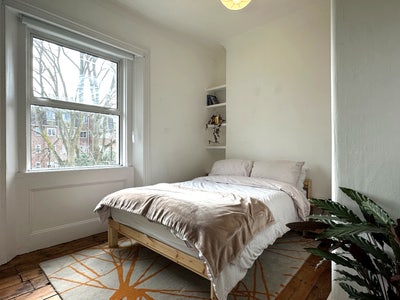 Double bed - characterful flat - bills included  Main Photo