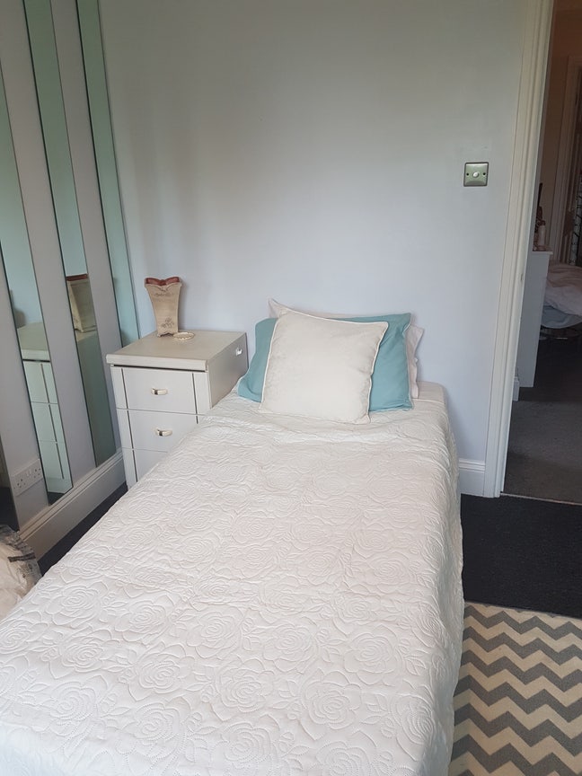 Spacious single,close to tube(storage & parking) Main Photo