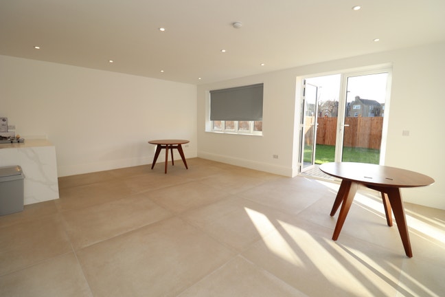 Modern Sleek Double Room in Enfield/Living Room Main Photo