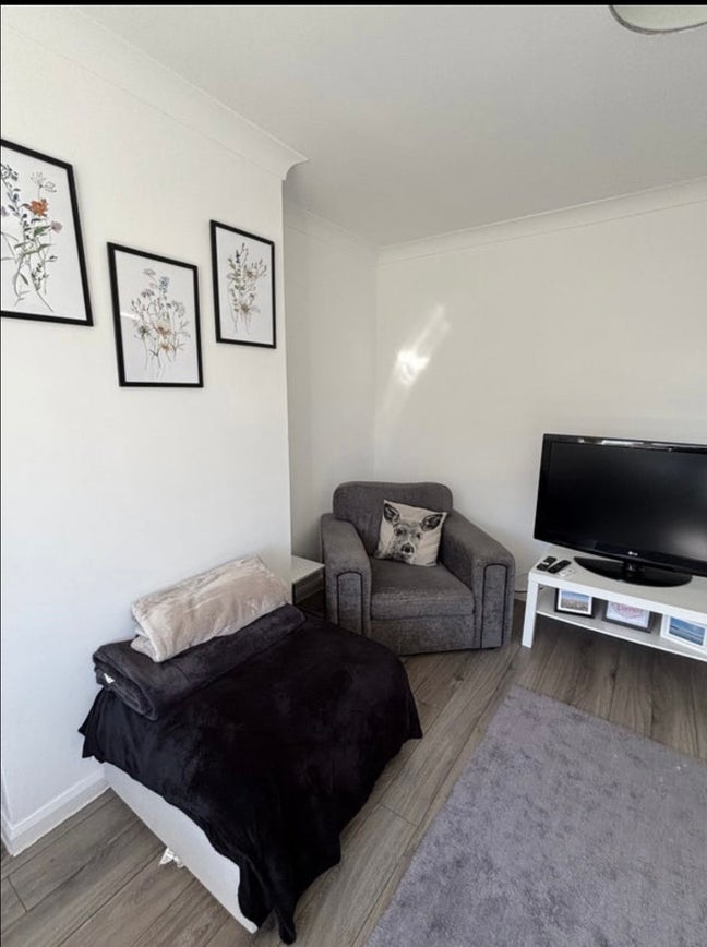 Large double bedroom in furnished house share Main Photo